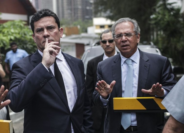 Os futuros ministros da Jusitça, Sergio Moro, e da Fazenda, Paulo Guedes visitaram o presidente eleito Jair Bolsonaro em sua residência na Barra da Tijuca, no Rio de Janeiro (Foto: Antonio Lacerda/EFE) Os futuros ministros da Jusitça, Sergio Moro, e da Fazenda, Paulo Guedes visitaram o presidente eleito Jair Bolsonaro em sua residência na Barra da Tijuca, no Rio de Janeiro (Foto: Antonio Lacerda/EFE)