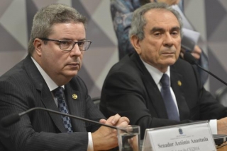 O presidente da Comissão Especial do Impeachment no Senado, Raimundo Lira, e o relator, Antonio Anastasia durante reunião para analisar e votar requerimentos (Foto: Antonio Cruz/Agência Brasil) O presidente da Comissão Especial do Impeachment no Senado, Raimundo Lira, e o relator, Antonio Anastasia durante reunião para analisar e votar requerimentos (Foto: Antonio Cruz/Agência Brasil)