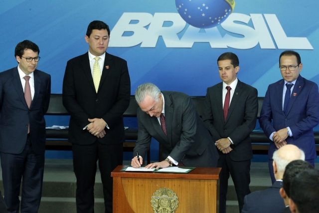 O presidente Michel Temer durante sanção da lei e assinatura do decreto que regulamentam os saques das contas inativas do PIS/Pasep, para todas as pessoas quem tenham o benefÃÂcio, em cerimônia no Palácio do Planalto (Foto: Antonio Cruz/Agência Brasil) O presidente Michel Temer durante sanção da lei e assinatura do decreto que regulamentam os saques das contas inativas do PIS/Pasep, para todas as pessoas quem tenham o benefÃÂcio, em cerimônia no Palácio do Planalto (Foto: Antonio Cruz/Agência Brasil)