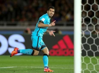 Sem Messi e Neymar em campo, Suárez só não Sem Messi e Neymar em campo, Suárez só não