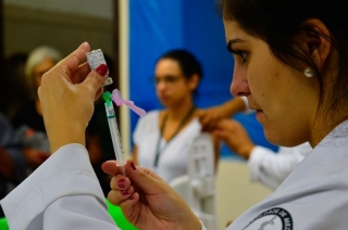 Profissionais de Saúde são vacinados contra a gripe H1N1 no Hospital das ClÃnicas (Rovena Rosa/Arquivo Agência Brasil) Profissionais de Saúde são vacinados contra a gripe H1N1 no Hospital das ClÃnicas (Rovena Rosa/Arquivo Agência Brasil)