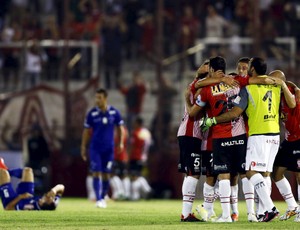 Jogadores do Huracán comemoram gol em cima do Cruzeiro (Foto: REUTERS/Marcos Brindicci) Jogadores do Huracán comemoram gol em cima do Cruzeiro (Foto: REUTERS/Marcos Brindicci)
