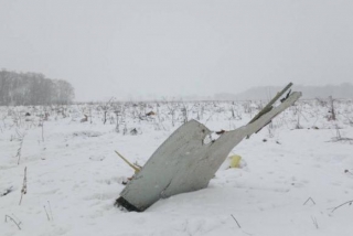 Destroços do avião que caiu nos arredores de Moscou (Foto: Reuters/Stringer) Destroços do avião que caiu nos arredores de Moscou (Foto: Reuters/Stringer)