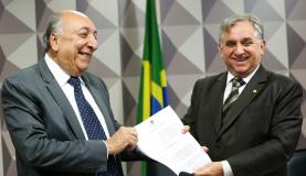 O senador Pedro Chaves (E) e o deputado Izalci Lucas apresentam o relatório sobre a MP 746/2016, que trata da Reforma do Ensino Médio (Foto: Marcelo Camargo/Agência Brasil) O senador Pedro Chaves (E) e o deputado Izalci Lucas apresentam o relatório sobre a MP 746/2016, que trata da Reforma do Ensino Médio (Foto: Marcelo Camargo/Agência Brasil)