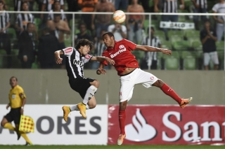 Luan e Ernando em disputa de bola no Horto (Foto: AP) Luan e Ernando em disputa de bola no Horto (Foto: AP)