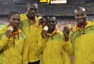 Michael Fraser, Usain Bolt, Nesta Carter e Asafa Powell: quarteto é punido pelo doping de um (Foto: Petr David Josek/AP) Michael Fraser, Usain Bolt, Nesta Carter e Asafa Powell: quarteto é punido pelo doping de um (Foto: Petr David Josek/AP)