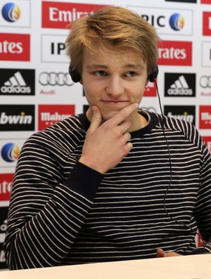 Odegaard em sua apresentação no Real Madrid (Foto: EFE) Odegaard em sua apresentação no Real Madrid (Foto: EFE)