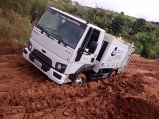 Caminhão da ITAURB ficou preso na lama e precisou ser rebocado por uma máquina. (Foto: Amadeu Silva) Caminhão da ITAURB ficou preso na lama e precisou ser rebocado por uma máquina. (Foto: Amadeu Silva)