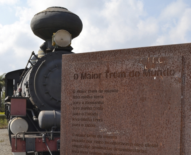 O poema da indignação junto à máquina do trem, na praça. (Foto: Lenin Novaes) O poema da indignação junto à máquina do trem, na praça. (Foto: Lenin Novaes)