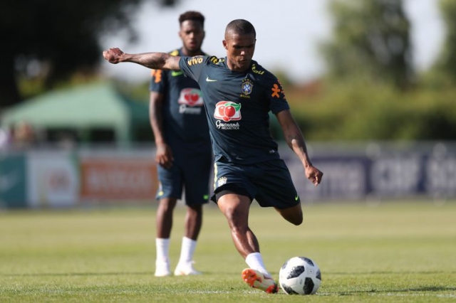 Douglas Costa está uma lesão leve na coxa esquerda e já iniciou tratamento, explicou o médico Rodrigo Lasmar (Foto: Lucas Figueiredo/CBF) Douglas Costa está uma lesão leve na coxa esquerda e já iniciou tratamento, explicou o médico Rodrigo Lasmar (Foto: Lucas Figueiredo/CBF)