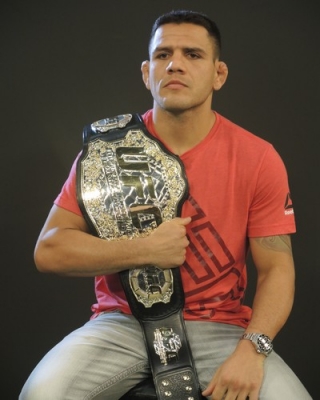 Rafael dos Anjos faria sua segunda defesa de cinturÃ£o dos pesos-leves no UFC (Foto: David Abramvezt)