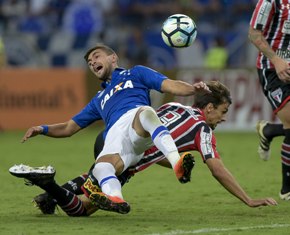 Rodrigo Caio cometeu falta que originou o gol do Cruzeiro nesta noite (Foto: Washington Alves/Cruzeiro) Rodrigo Caio cometeu falta que originou o gol do Cruzeiro nesta noite (Foto: Washington Alves/Cruzeiro)