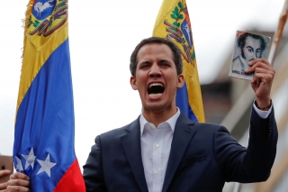 Guaidó fez o juramento comprometendo-se a assumir o poder interinamente e promover eleições gerais (Foto: CARLOS GARCIA RAWLINS) Guaidó fez o juramento comprometendo-se a assumir o poder interinamente e promover eleições gerais (Foto: CARLOS GARCIA RAWLINS)