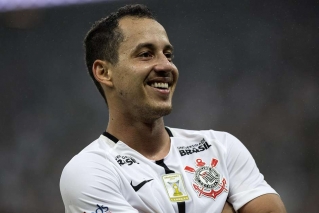 Rodriguinho é titular e um dos destaques do clube (Foto: Daniel Vorley/Agif/Gazeta Press) Rodriguinho é titular e um dos destaques do clube (Foto: Daniel Vorley/Agif/Gazeta Press)