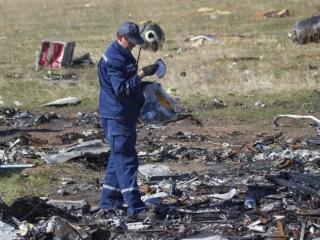 FuncionÃ¡rio do MinistÃ©rio de EmergÃªncias trabalha em local da queda do voo MH17, no leste da UcrÃ¢nia, no dia 13 de outubro de 2014 (Foto: REUTERS/Shamil Zhumatov)