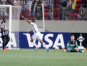 Victor lamenta gol de Suárez na derrota do Galo para o Atlas, no Horto (Foto: Paulo Fonseca / EFE) Victor lamenta gol de Suárez na derrota do Galo para o Atlas, no Horto (Foto: Paulo Fonseca / EFE)