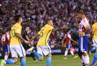 O Brasil só conseguiu responder quando o Paraguai recuou todo o time para o setor de defesa (Foto: Pablo Burgos/AFP) O Brasil só conseguiu responder quando o Paraguai recuou todo o time para o setor de defesa (Foto: Pablo Burgos/AFP)