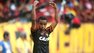 Élber, com boas atuações pelo Sport, está nos planos da diretoria para 2016 (Foto: Aldo Carneiro/Pernambuco Press) Élber, com boas atuações pelo Sport, está nos planos da diretoria para 2016 (Foto: Aldo Carneiro/Pernambuco Press)