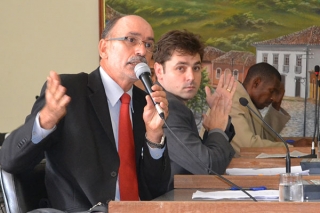 Os vereadores Geraldo Torrinha(PDT), Bernardo Mucida(PSB) e José Luiz "Batatinha"(PSDB) votaram favorável mas teceram duras crÃticas ao governo Damon. Os vereadores Geraldo Torrinha(PDT), Bernardo Mucida(PSB) e José Luiz "Batatinha"(PSDB) votaram favorável mas teceram duras crÃticas ao governo Damon.