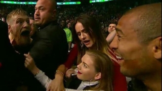 O encontro entre Conor McGregor e José Aldo do lado de fora do octógono (Foto: Reprodução/Twitter) O encontro entre Conor McGregor e José Aldo do lado de fora do octógono (Foto: Reprodução/Twitter)