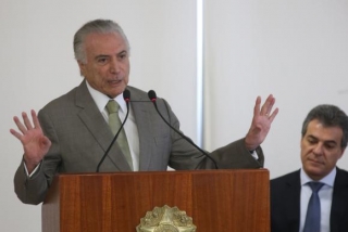 O presidente Michel Temer participa da assinatura de contratos do Programa Saneamento para Todos (Foto: Antônio Cruz/Agência Brasil) O presidente Michel Temer participa da assinatura de contratos do Programa Saneamento para Todos (Foto: Antônio Cruz/Agência Brasil)