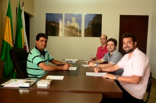 Prefeito Antônio Carlos junto aos representantes da Ecológica, Marcos VinÃcius Nascimento e TarcÃsio Siman e o secretário de Obras, Sandro Pena, na ocasião da assinatura do contrato (Divulgação - PMSGRA) Prefeito Antônio Carlos junto aos representantes da Ecológica, Marcos VinÃcius Nascimento e TarcÃsio Siman e o secretário de Obras, Sandro Pena, na ocasião da assinatura do contrato (Divulgação - PMSGRA)