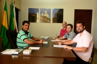 Prefeito AntÃ´nio Carlos junto aos representantes da EcolÃ³gica, Marcos VinÃ­cius Nascimento e TarcÃ­sio Siman e o secretÃ¡rio de Obras, Sandro Pena, na ocasiÃ£o da assinatura do contrato (DivulgaÃ§Ã£o - PMSGRA)