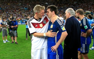 Schweinsteiger consola Messi ao fim do jogo, antes de o camisa 10 ser eleito o melhor da Copa (Foto: AFP) Schweinsteiger consola Messi ao fim do jogo, antes de o camisa 10 ser eleito o melhor da Copa (Foto: AFP)