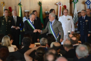 Aldo Rebelo recebeu o cargo de ministro da Defesa do seu antecessor, Jaques Wagner (Foto: Elza Fiuza/Agência Brasil) Aldo Rebelo recebeu o cargo de ministro da Defesa do seu antecessor, Jaques Wagner (Foto: Elza Fiuza/Agência Brasil)