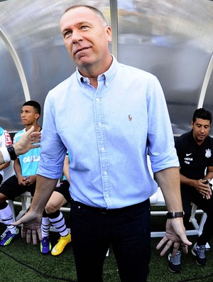 Técnico Mano Menezes chega para substituir Luxemburgo no Cruzeiro (Foto: Marcos Ribolli) Técnico Mano Menezes chega para substituir Luxemburgo no Cruzeiro (Foto: Marcos Ribolli)