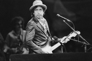 Imagem de arquivo de 1984 mostra o cantor e compositor norte-americano Bob Dylan se apresentando no estádio St. Jakob-Park, em Basel, na SuÃça (Foto: Arquivo de Keyston/Agência Lusa) Imagem de arquivo de 1984 mostra o cantor e compositor norte-americano Bob Dylan se apresentando no estádio St. Jakob-Park, em Basel, na SuÃça (Foto: Arquivo de Keyston/Agência Lusa)