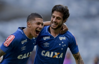 Lucas Romero e Hudson comemoram o segundo gol da partida (Foto: Washington Alves/Cruzeiro)