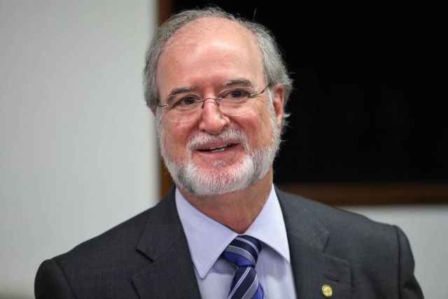 Azeredo foi denunciado pelo suposto envolvimento em um esquema de corrupção montado para beneficiar sua campanha de reeleição ao governo mineiro, em 1998 (Foto: Divulgação) Azeredo foi denunciado pelo suposto envolvimento em um esquema de corrupção montado para beneficiar sua campanha de reeleição ao governo mineiro, em 1998 (Foto: Divulgação)