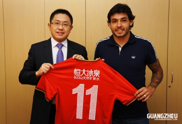Meia usará a camisa 11 na equipe (Foto: Reprodução/Site Oficial) Meia usará a camisa 11 na equipe (Foto: Reprodução/Site Oficial)