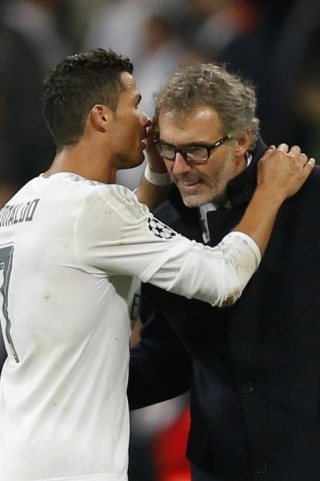 Cristiano Ronaldo conversa com Blanc no jogo da Liga dos Campeões (Foto: Daniel Ochoa de Olza/AP) Cristiano Ronaldo conversa com Blanc no jogo da Liga dos Campeões (Foto: Daniel Ochoa de Olza/AP)