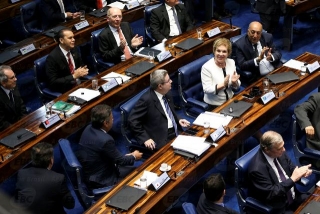 Senadores aprovam, por 59 votos a 21, o texto principal do relatório da Comissão do Impeachment que recomenda que a presidente afastada Dilma seja levada a julgamento pela Casa (Foto: Marcelo Camargo/Agência Brasil) Senadores aprovam, por 59 votos a 21, o texto principal do relatório da Comissão do Impeachment que recomenda que a presidente afastada Dilma seja levada a julgamento pela Casa (Foto: Marcelo Camargo/Agência Brasil)