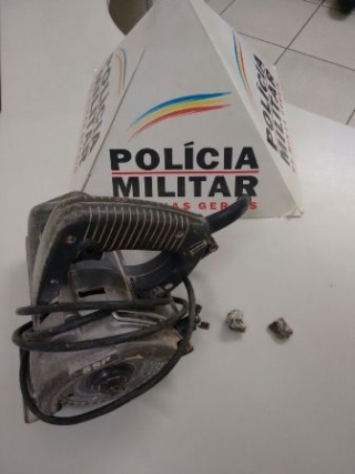 Com o autor foram apreendidas duas buchas de maconha e uma makita (Foto: Divulgação/PM) Com o autor foram apreendidas duas buchas de maconha e uma makita (Foto: Divulgação/PM)