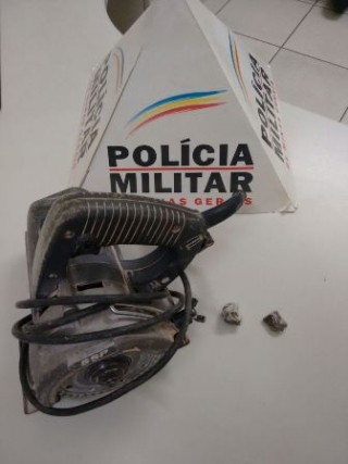 Com o autor foram apreendidas duas buchas de maconha e uma makita (Foto: DivulgaÃƒÂ§ÃƒÂ£o/PM)