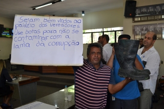 Franklin "Sô Lico" manifestou pacificamente durante a votação. (Foto: Ageu Ebert) Franklin "Sô Lico" manifestou pacificamente durante a votação. (Foto: Ageu Ebert)