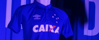 Camisa do Cruzeiro principal tem finas listras em tons de azul (Foto: Mauricio Paulucci) Camisa do Cruzeiro principal tem finas listras em tons de azul (Foto: Mauricio Paulucci)