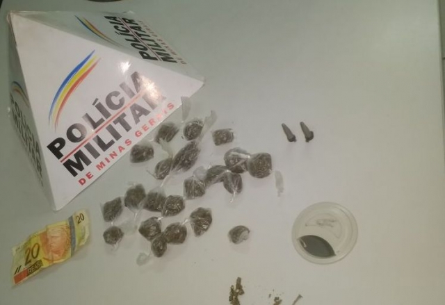 Foram apreendidas 21 buchas de maconha (Foto: Divulgação/PM) Foram apreendidas 21 buchas de maconha (Foto: Divulgação/PM)