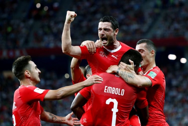 Jogadores comemoram o primeiro gol da SuÃça (Foto: Murad Sezer/Reuters) Jogadores comemoram o primeiro gol da SuÃça (Foto: Murad Sezer/Reuters)