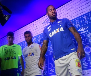 Lançamento da nova camisa do Cruzeiro (Foto: Mauricio Paulucci) Lançamento da nova camisa do Cruzeiro (Foto: Mauricio Paulucci)
