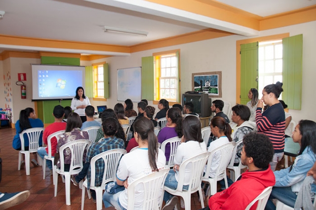 Encontro – As melhorias no setor do transporte escolar, juntamente com detalhes do novo decreto, foram apresentadas durante um encontro realizado com os estudantes beneficiados neste mês de setembro. (Divulgação) Encontro – As melhorias no setor do transporte escolar, juntamente com detalhes do novo decreto, foram apresentadas durante um encontro realizado com os estudantes beneficiados neste mês de setembro. (Divulgação)
