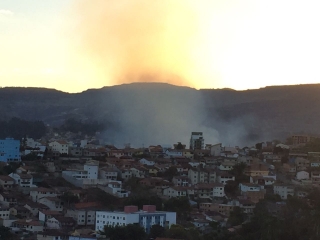 Fumaça toma conta dos bairros de Itabira. População reclama do descaso das autoridades. (Foto enviada por internauta via whatsapp) Fumaça toma conta dos bairros de Itabira. População reclama do descaso das autoridades. (Foto enviada por internauta via whatsapp)
