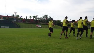 Jogadores reservas do Atlético-MG fizeram um treino leve no clube social do Atlas, perto do hotel (Foto: Fernando Martins) Jogadores reservas do Atlético-MG fizeram um treino leve no clube social do Atlas, perto do hotel (Foto: Fernando Martins)