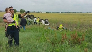 A imagem do policial com a crianÃ§a no colo estÃ¡ fazendo sucesso na internet (Foto: ReproduÃ§Ã£o/Imgur)