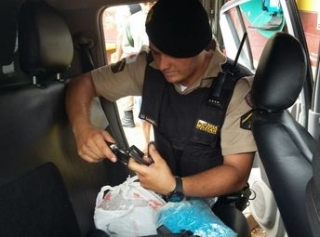 Policiais encontraram 2 revolveres (Foto: Divulgação) Policiais encontraram 2 revolveres (Foto: Divulgação)