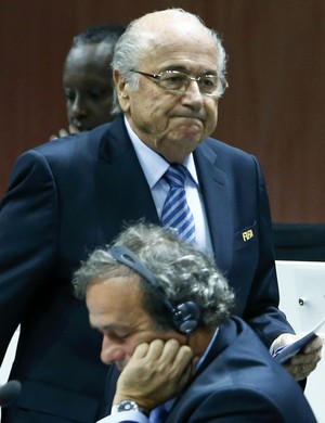 Joseph Blatter e Michel Platini são banidos do futebol por oito anos pela Fifa (Foto: Reuters) Joseph Blatter e Michel Platini são banidos do futebol por oito anos pela Fifa (Foto: Reuters)