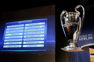 Duelos e a orelhuda: confrontos das oitavas no telão e o cobiçado troféu da Champions (Foto: Reuters) Duelos e a orelhuda: confrontos das oitavas no telão e o cobiçado troféu da Champions (Foto: Reuters)